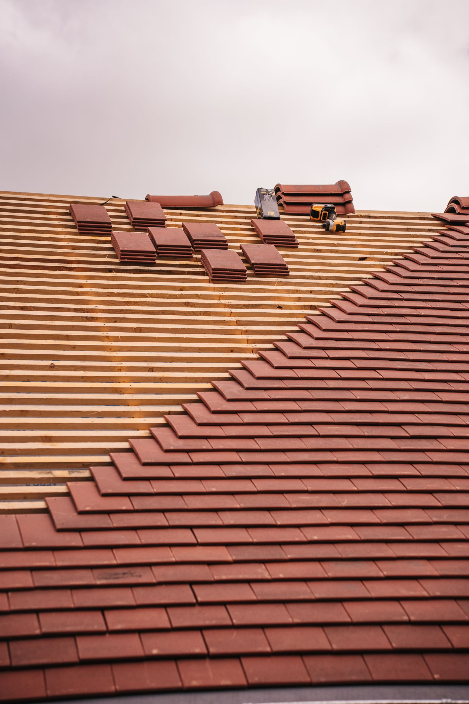 Montaż nowej dachówki ceramicznej na świeżo ułożonych łatach