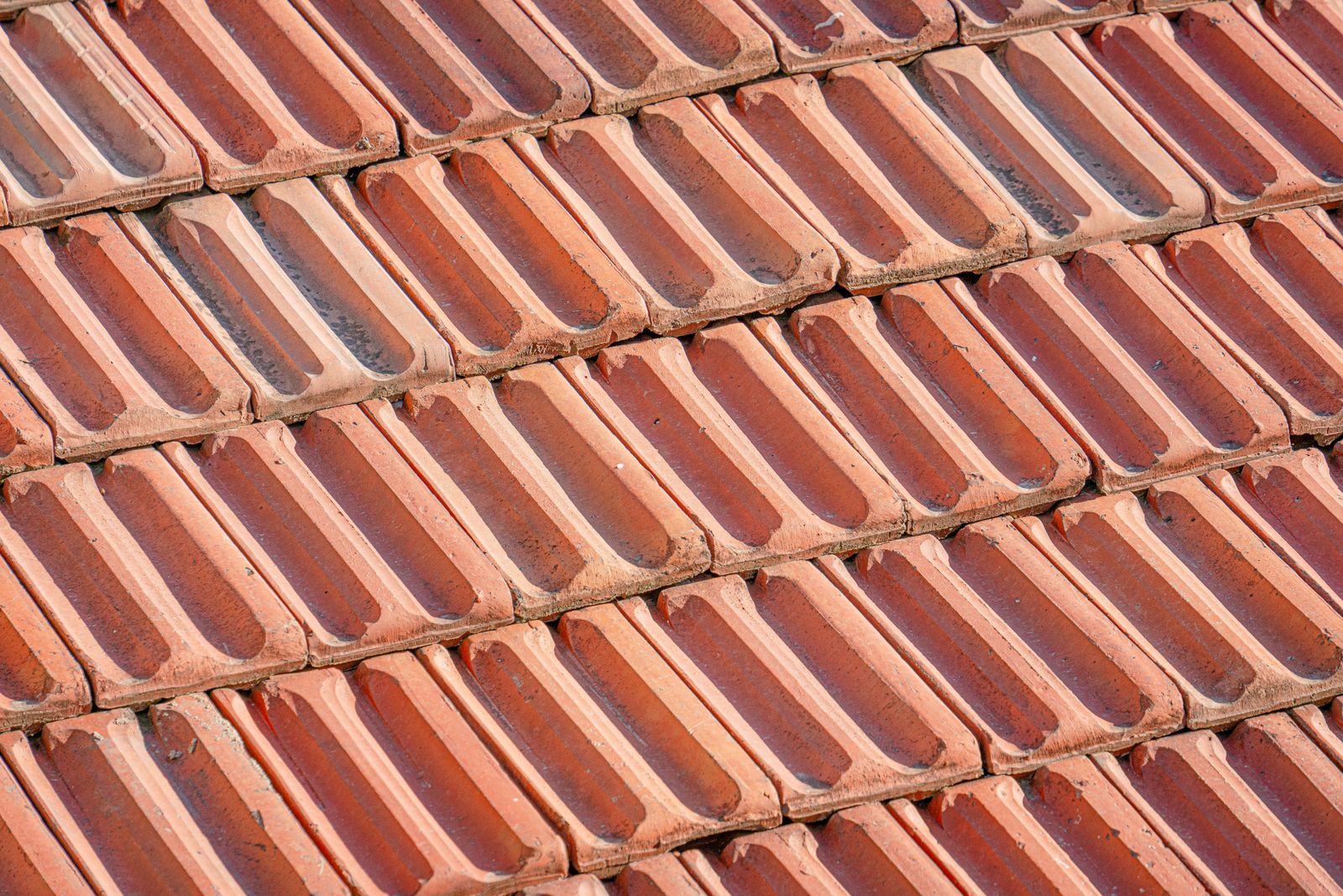 Nowe pokrycie z dachówki ceramicznej po wymianie eternitu